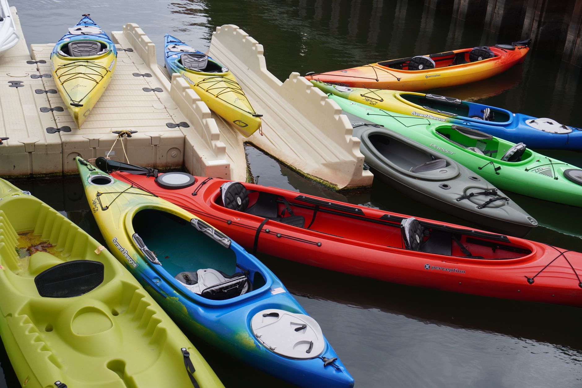 Oprema za rafting i kajak složena na molu