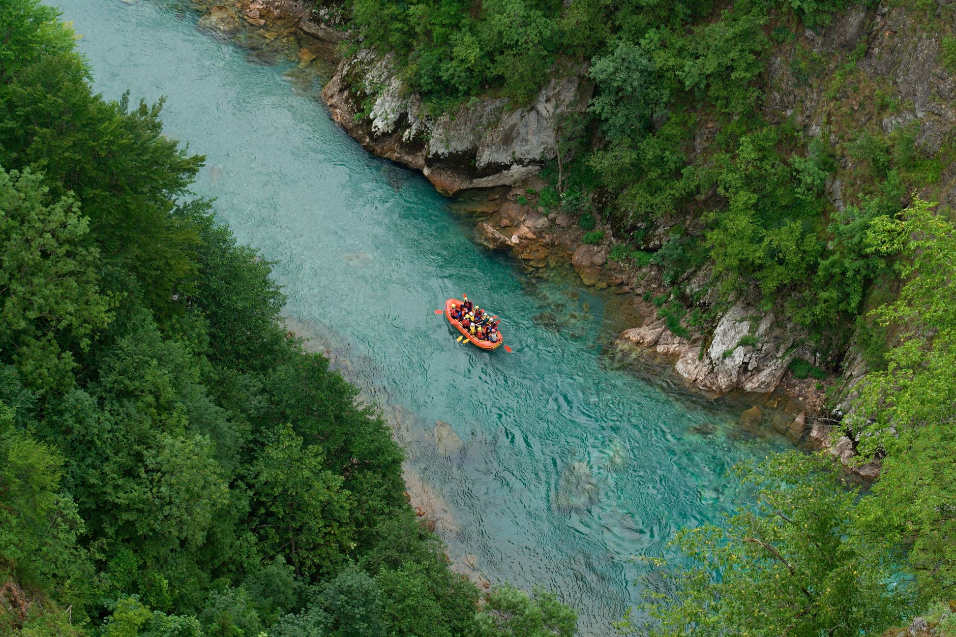 Raft u kanjonu Cetine, pogled odozgo